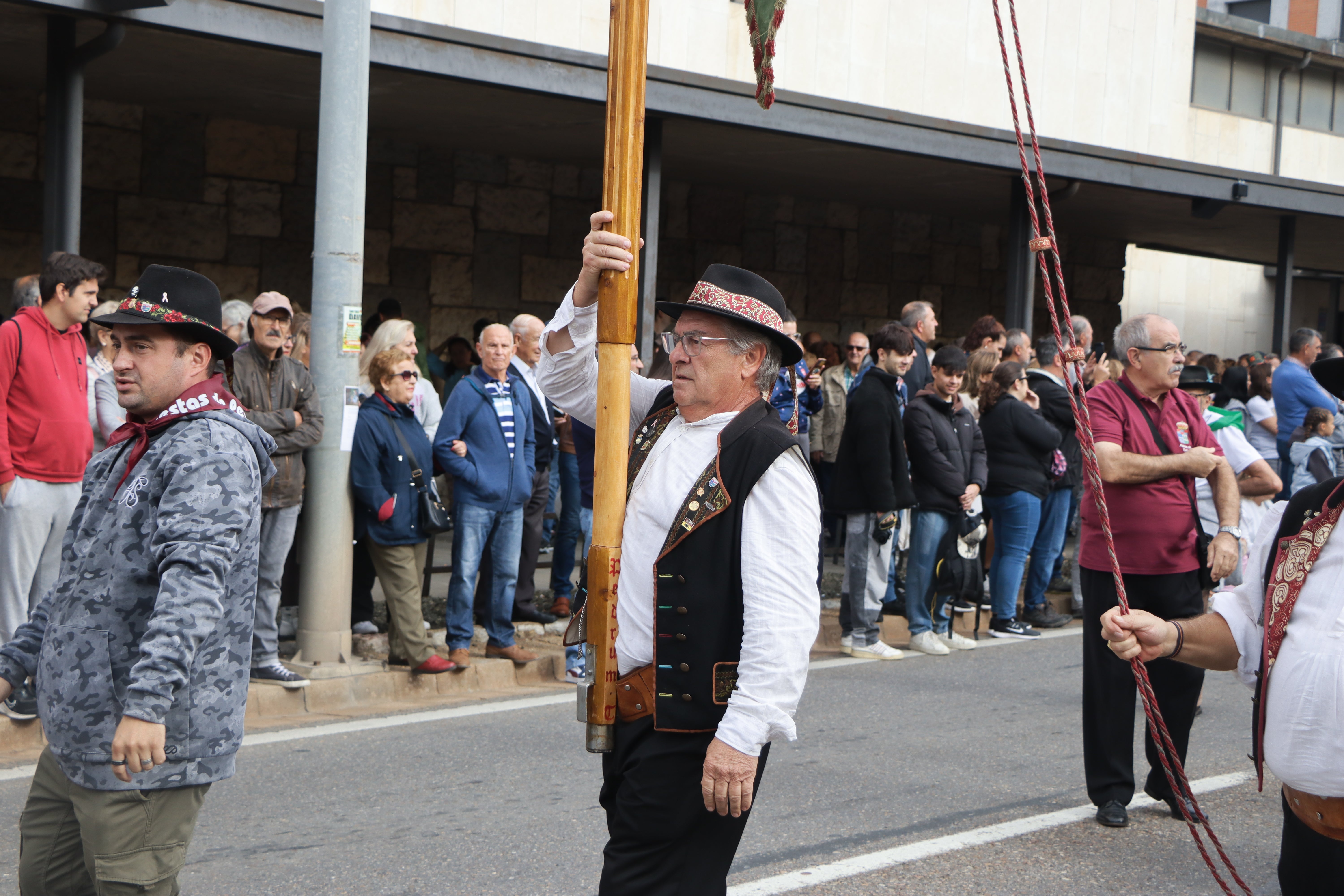 Desfile de pendones en la romería de San Froilán