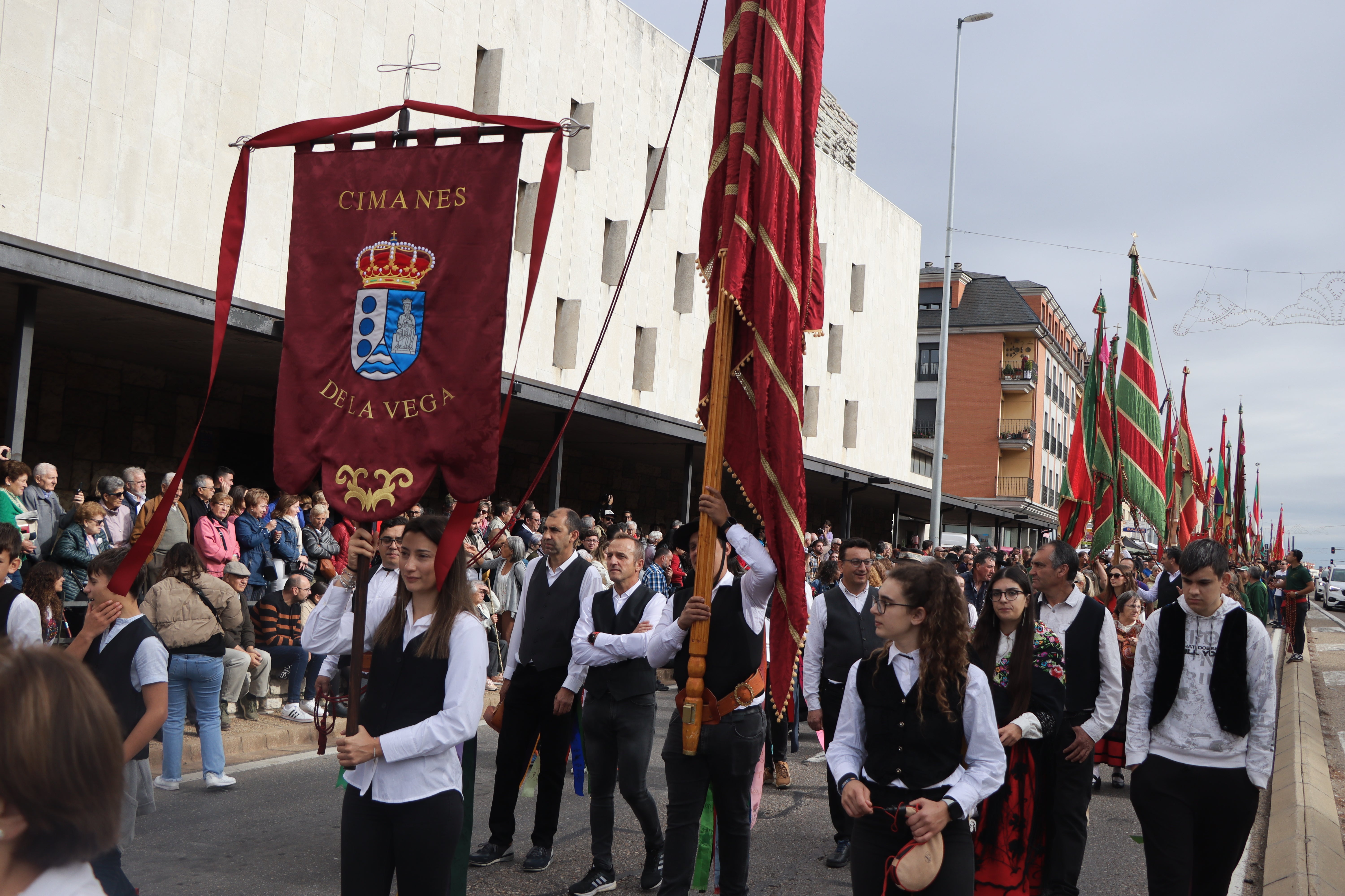 Desfile de pendones en la romería de San Froilán