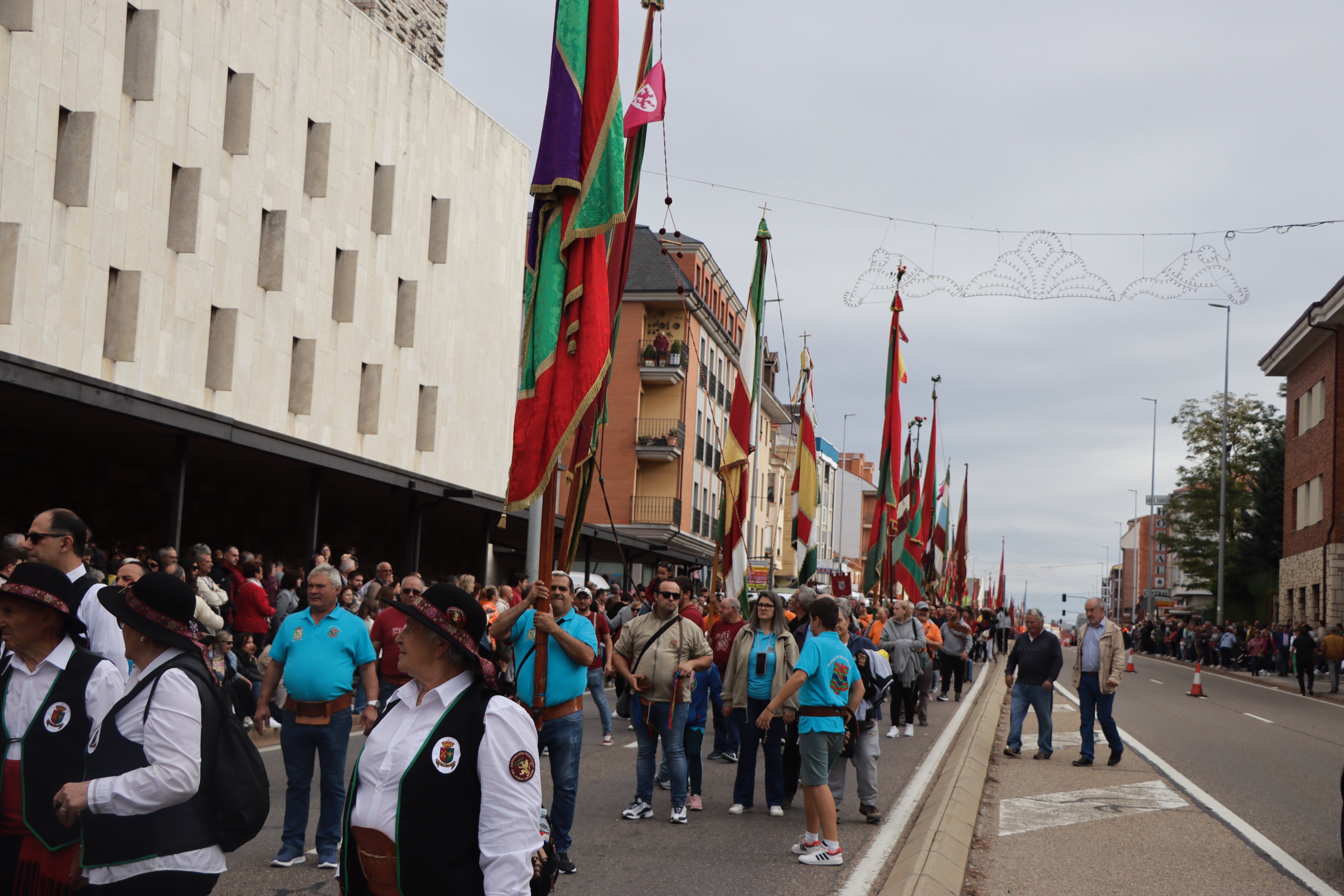 Desfile de pendones en la romería de San Froilán