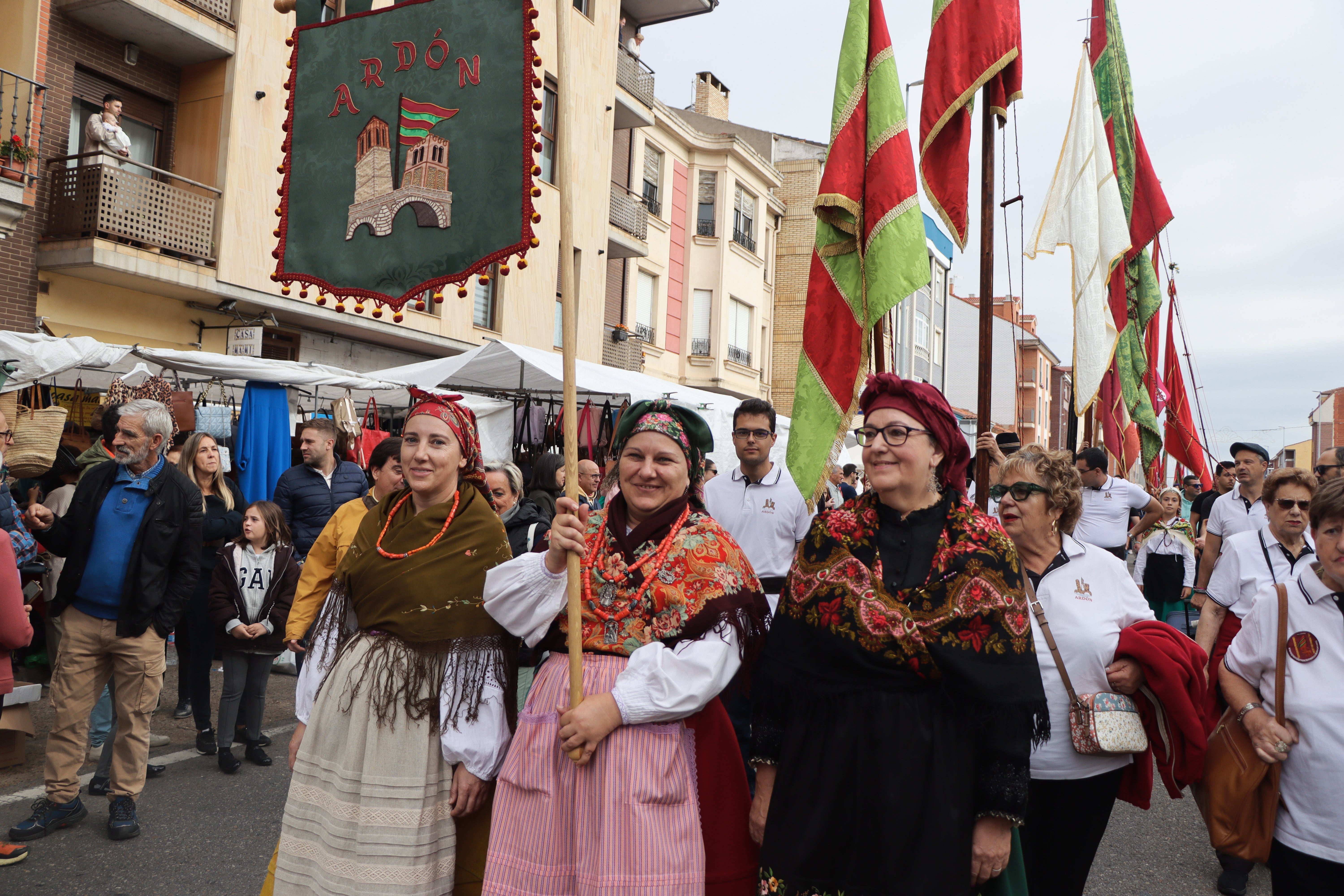 Desfile de pendones en la romería de San Froilán