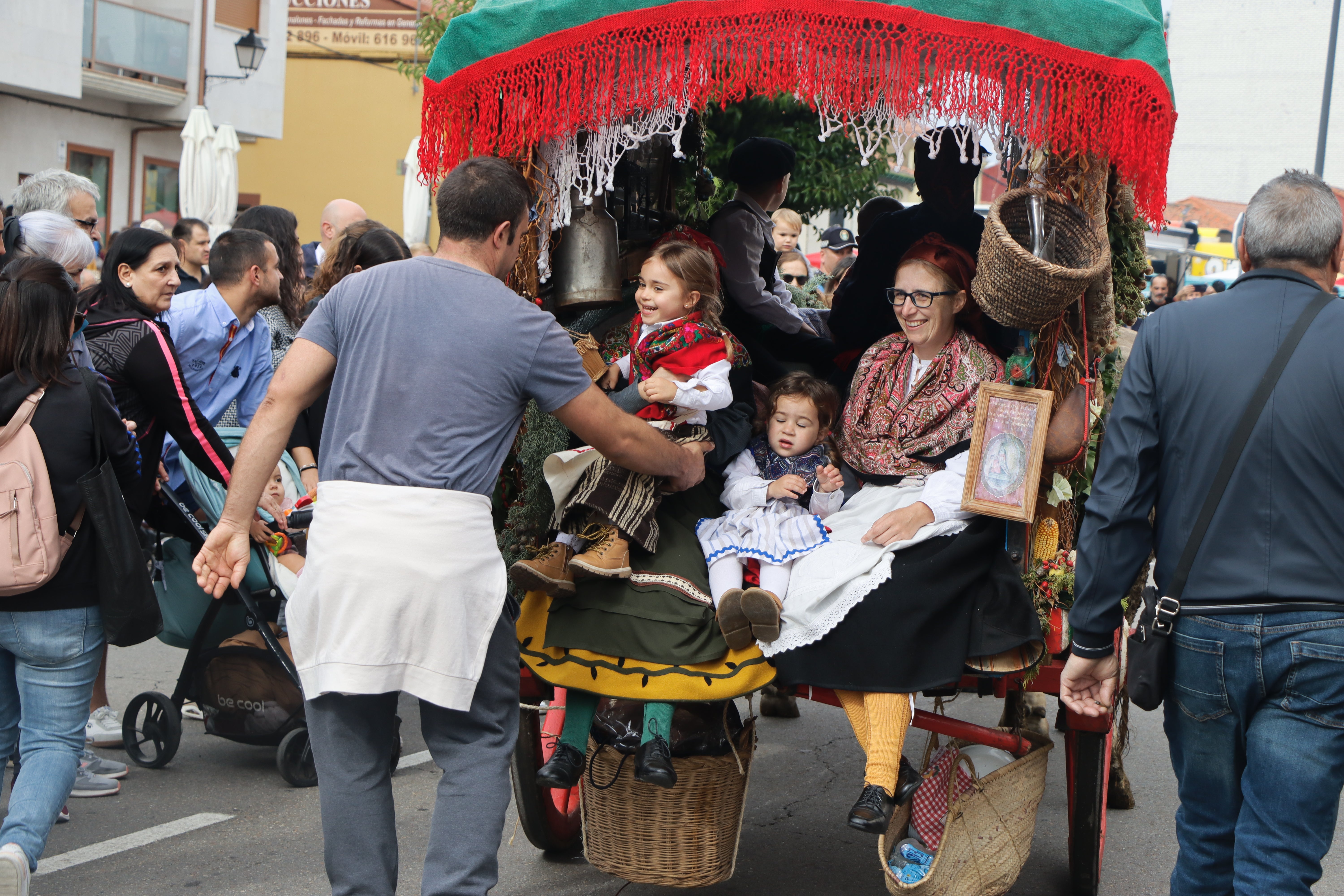 Los carros engalanados en la romería de San Froilán