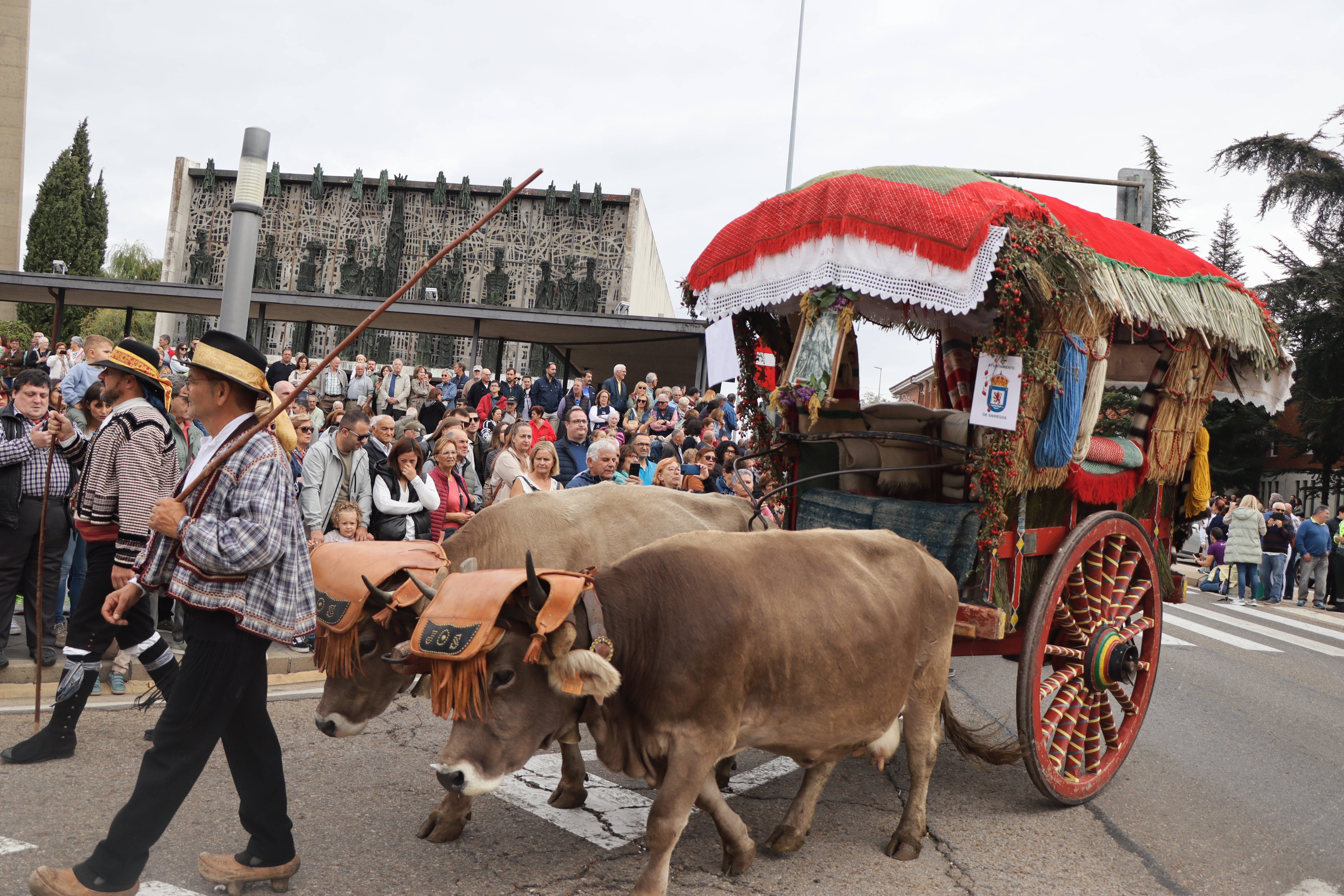 Los carros engalanados en la romería de San Froilán