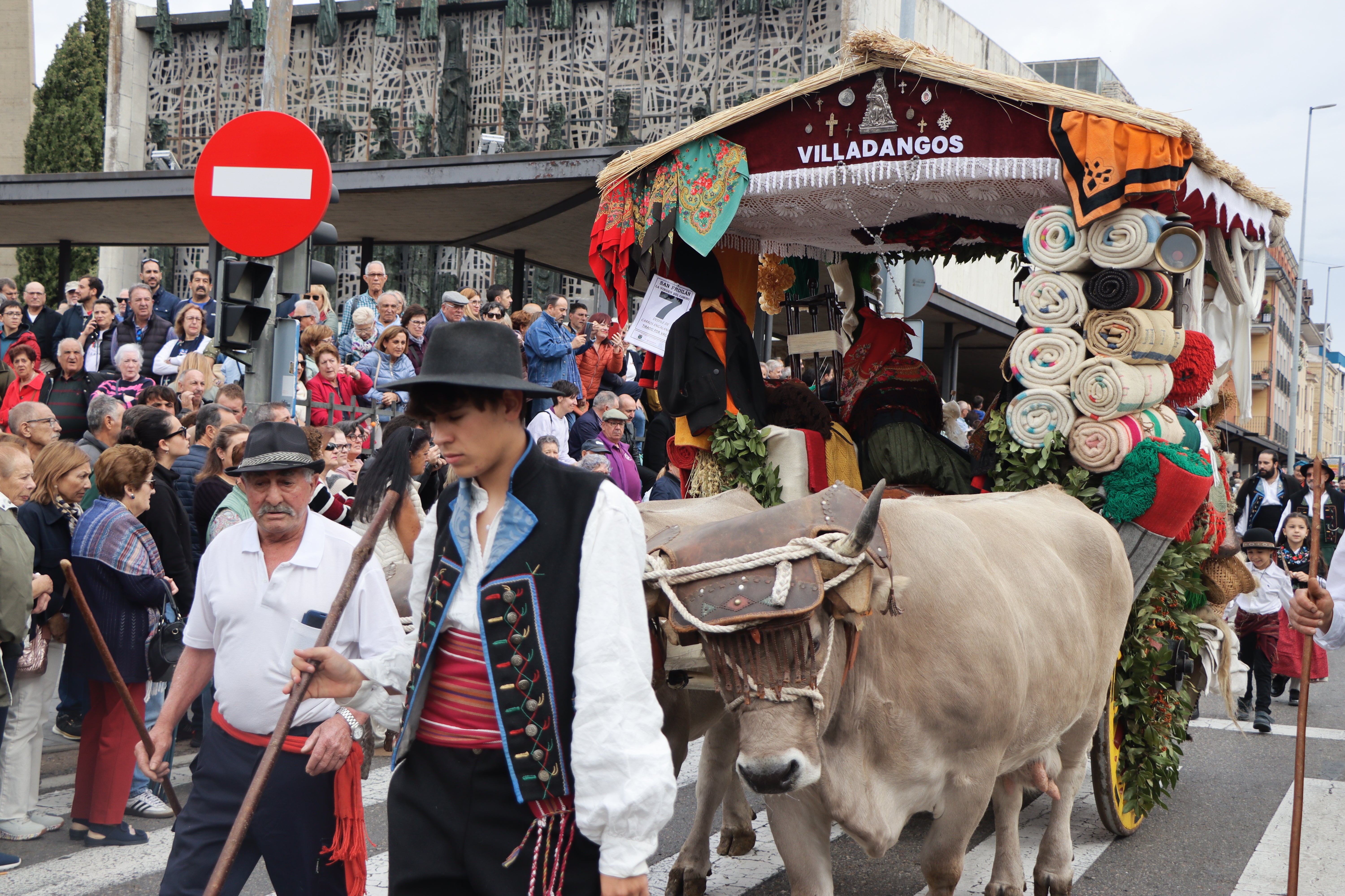 Los carros engalanados en la romería de San Froilán