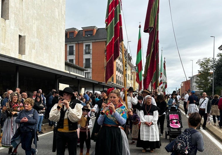 Una multitudinaria romería llena el camino a La Virgen