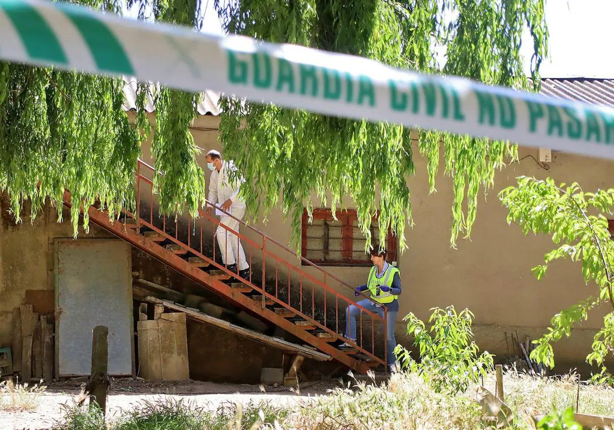 La Guardia Civil investiga en el domicilio de Villagarcía de la Vega en León donde tuvieron lugar los hechos.