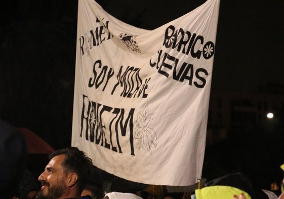 Una pancarta de una vecina de Rodiezmo durante el concierto de Rodrigo Cuevas en León