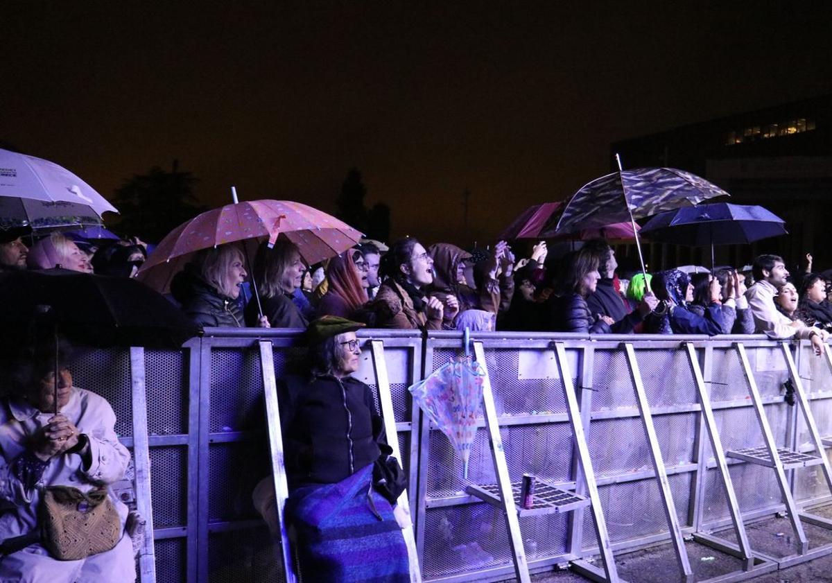 Imagen principal - Ni la lluvia puede con la romería de Rodrigo Cuevas: «Si no es por Rodiezmo yo no soy nada»