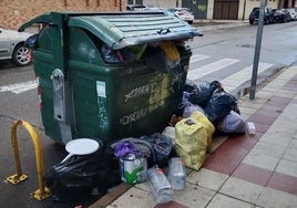 Un contenedor lleno de basura en San Andrés del Rabanedo.