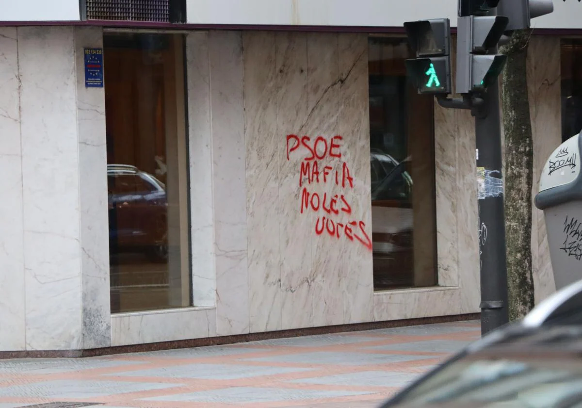 Imagen principal - El centro de León amanece plagado de pintadas contra el Partido Socialista