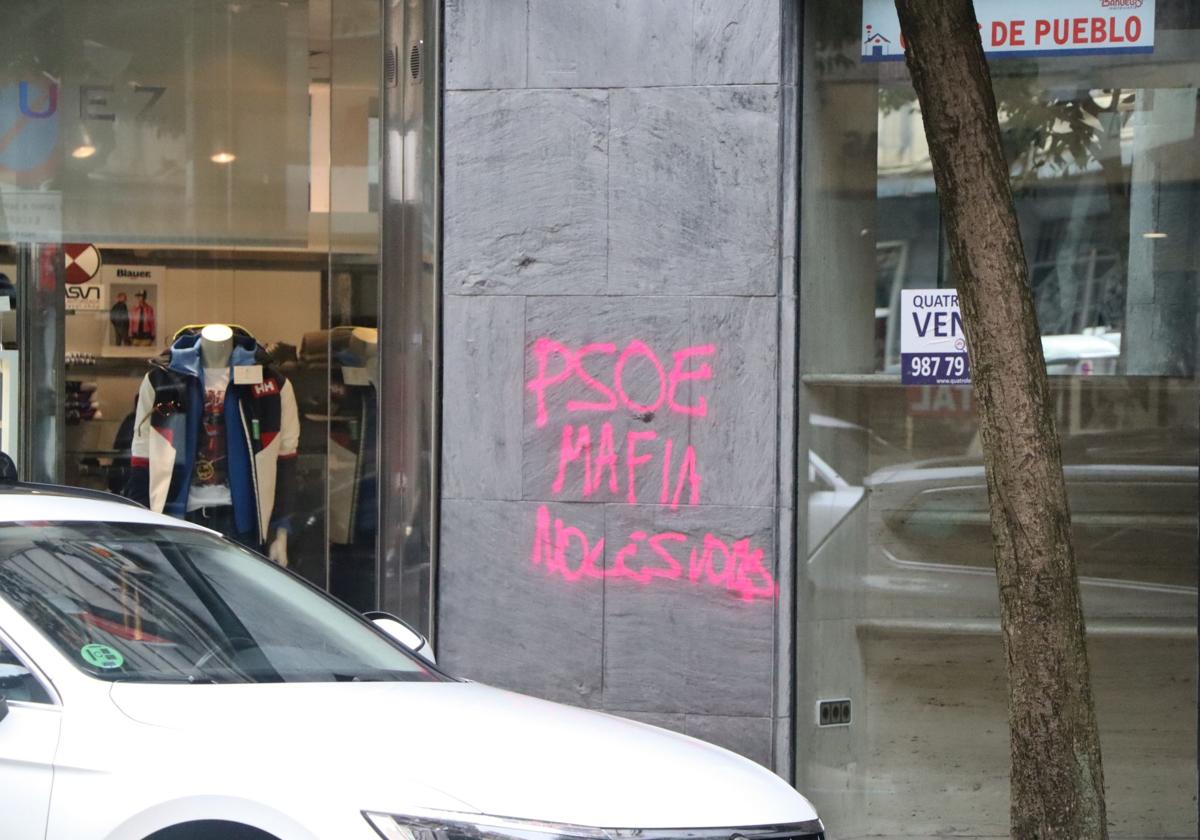 Pintadas contra el PSOE en las calles de León