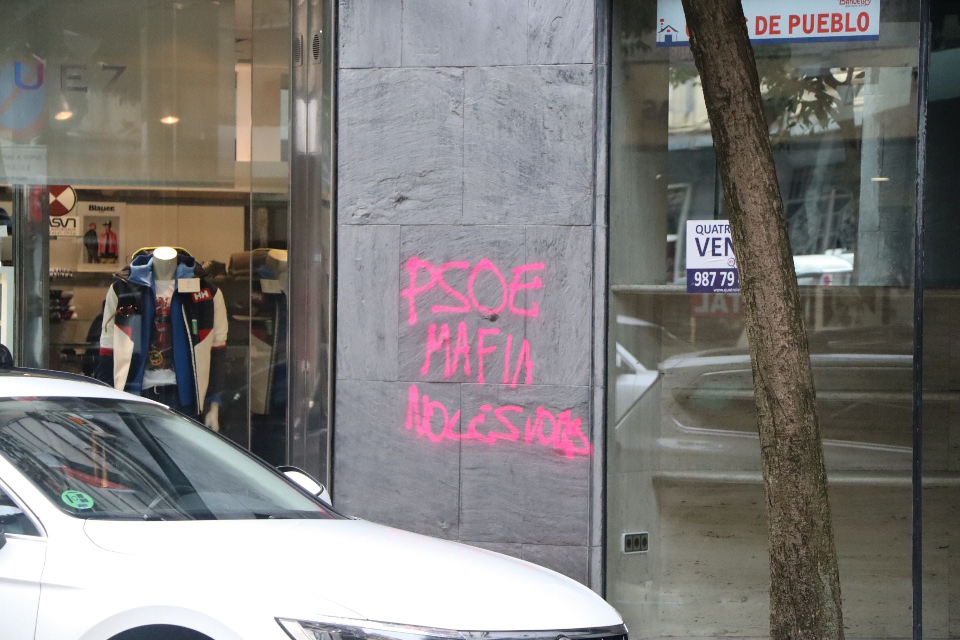 Pintadas contra el PSOE en las calles de León