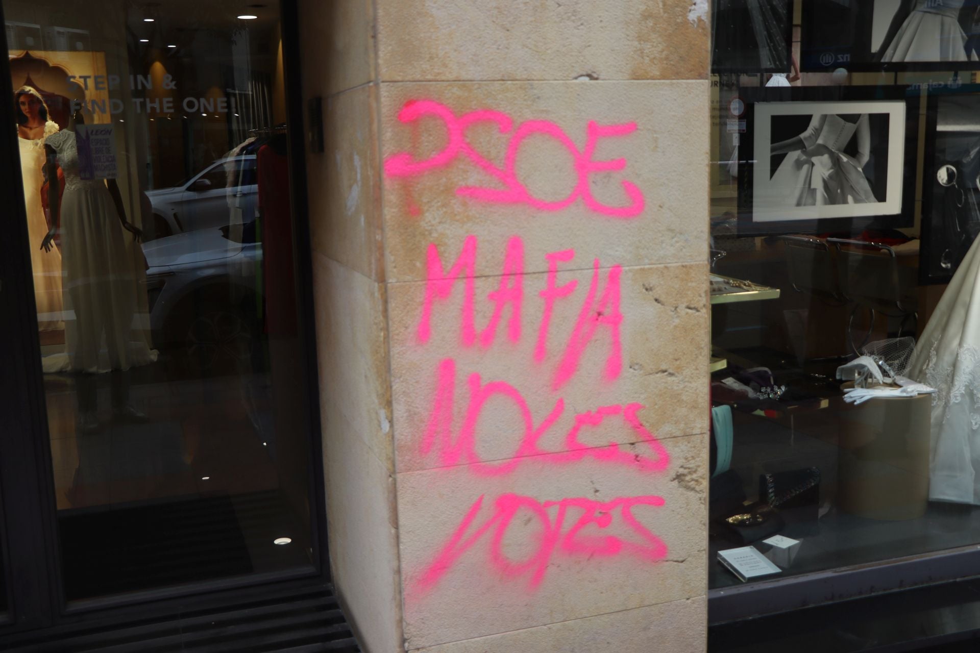 Pintadas contra el PSOE en las calles de León