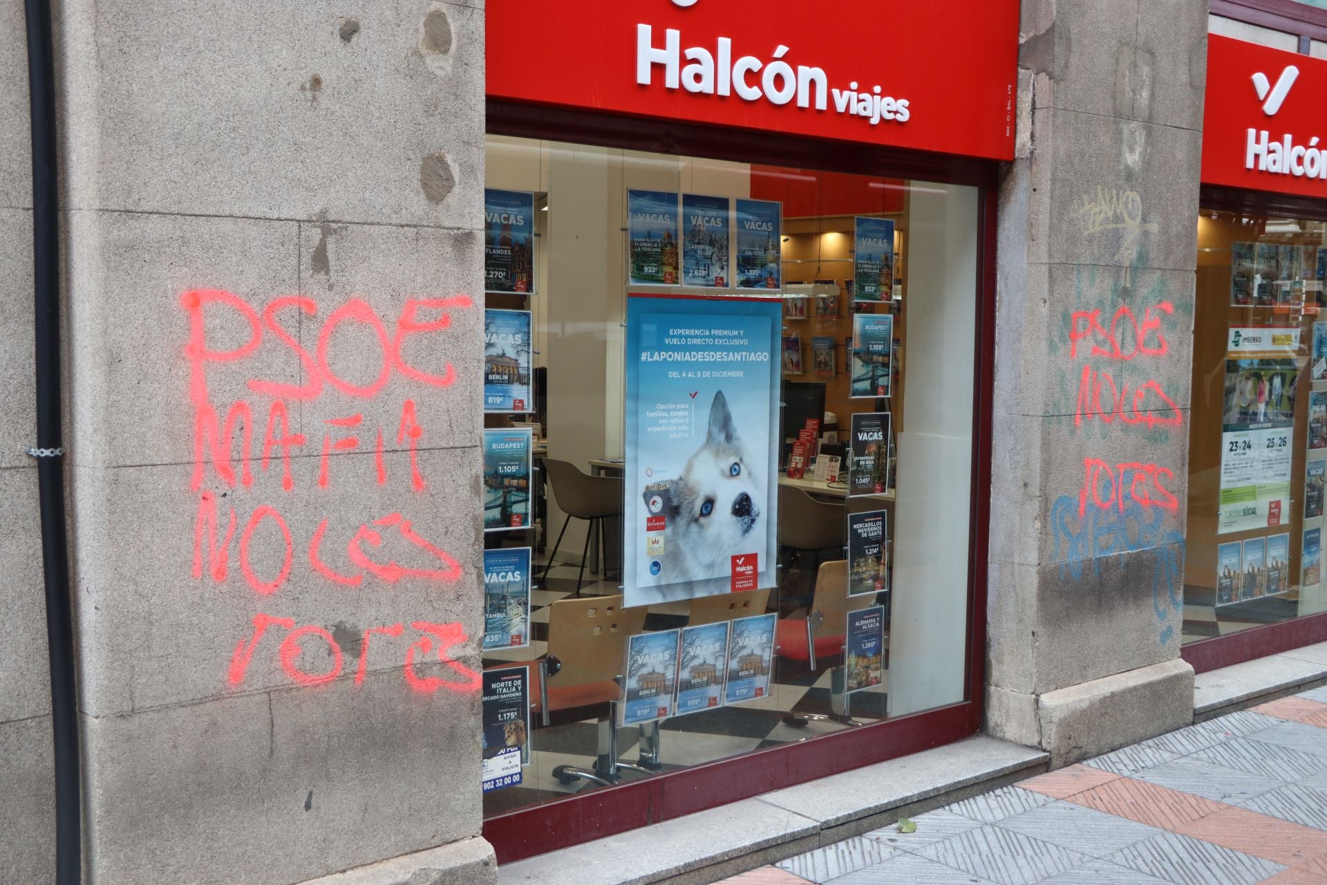 Pintadas contra el PSOE en las calles de León