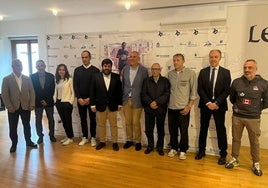 Ayuntamiento y organización de atletismo posan antes de la rueda de prensa.