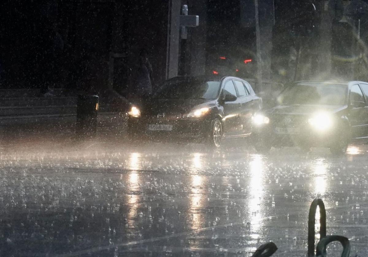 Imagen de una fuerte tormenta en León.