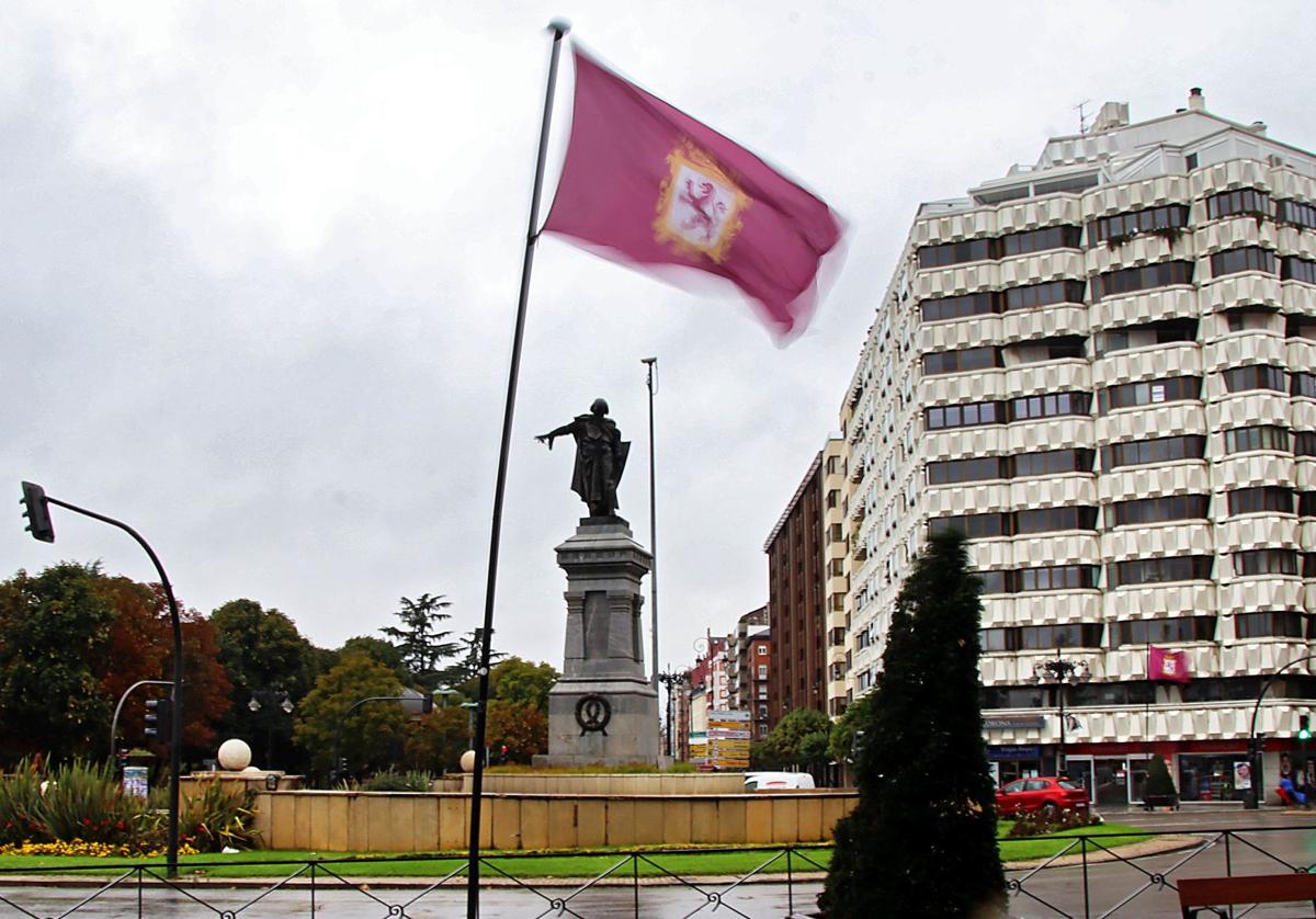 Una bandera de León ondea en la plaza de Guzmán arreciada por el viento.