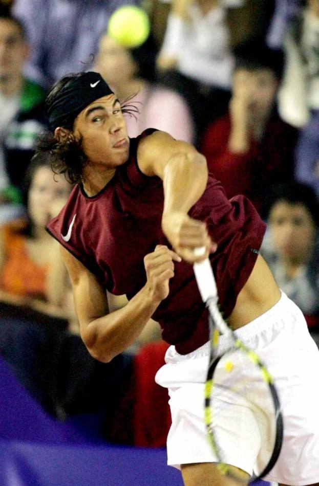 Nadal sacando en el partido en el Palacio de los Deportes.