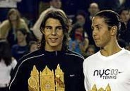 Rafa Nadal posa con el trofeo de la Catedral de León junto a Fernando Verdasco.