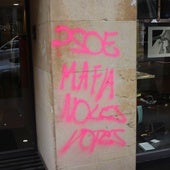 Identifican disfrazado al autor de las pintadas contra el PSOE en León