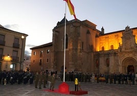 El arriado de bandera como preludio al Día de la Hispanidad