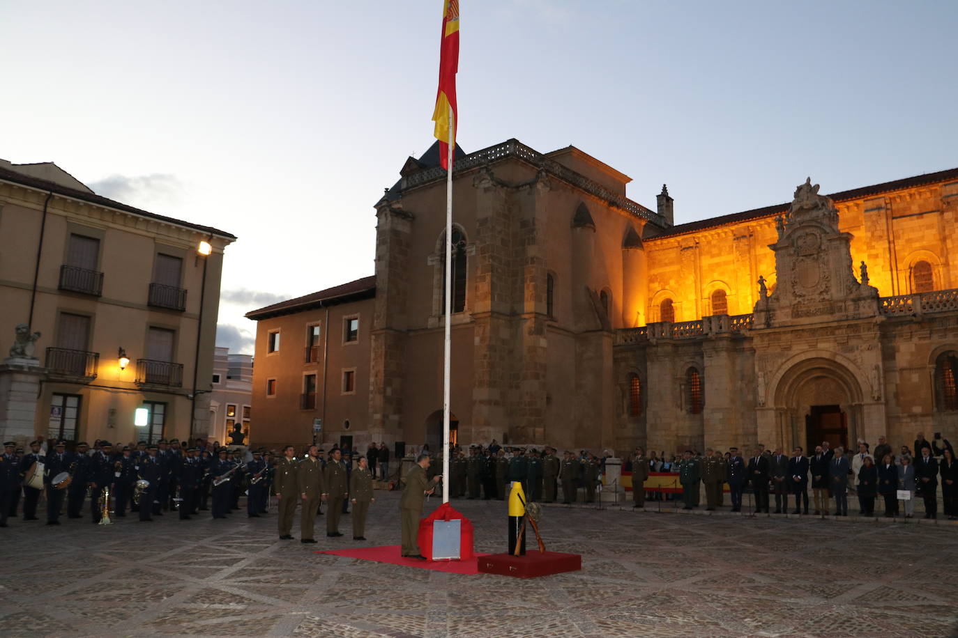 Arriado de bandera, retreta militar y homenaje a los caídos en León