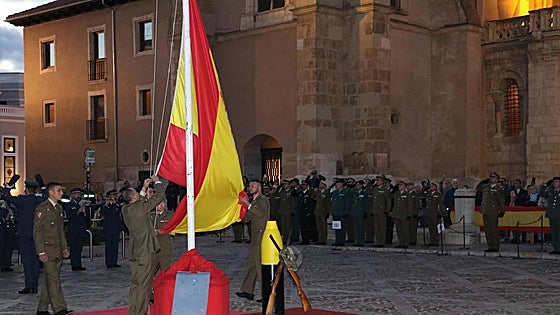 Arriado de bandera, retreta militar y homenaje a los caídos en León