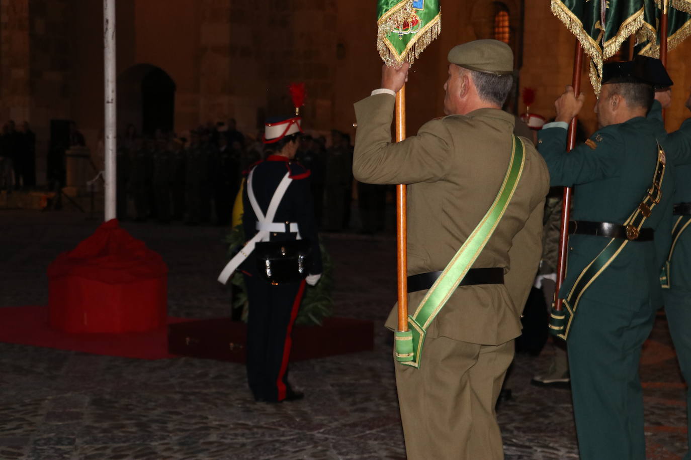 Arriado de bandera, retreta militar y homenaje a los caídos en León