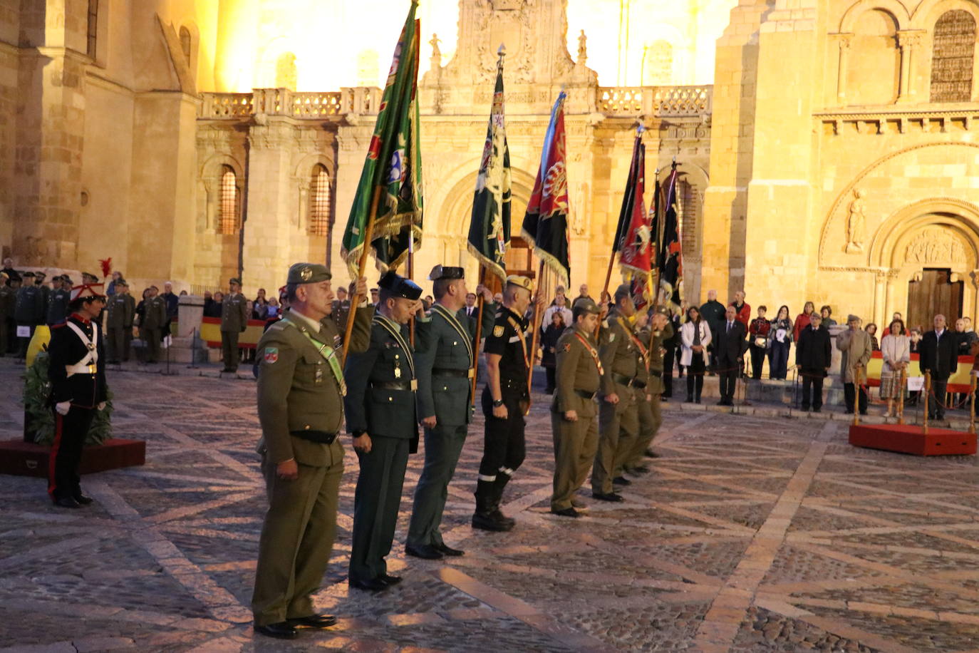 Arriado de bandera, retreta militar y homenaje a los caídos en León