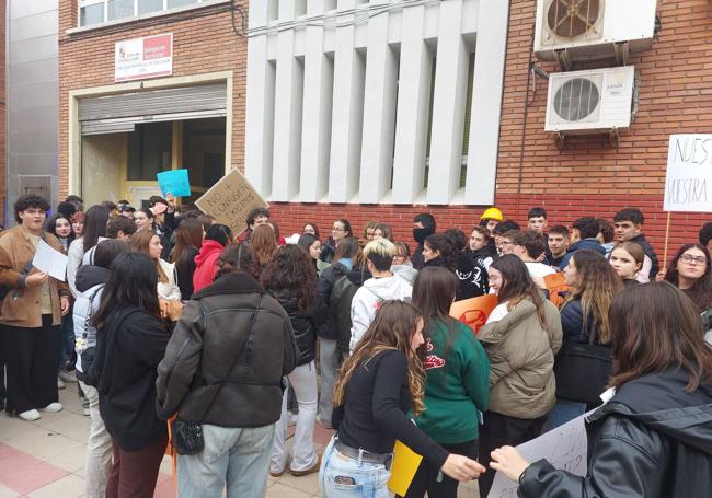 Concentración frente a la dirección provincial de Educación.