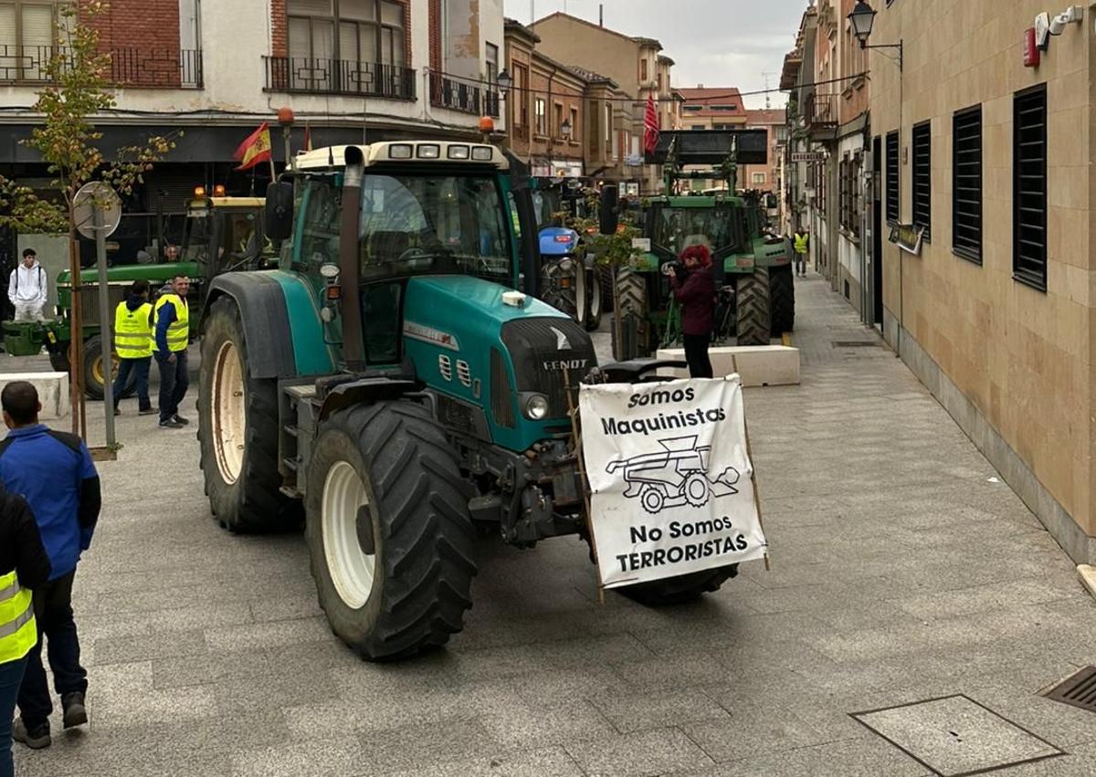 Imagen secundaria 1 - Imágenes de la manifestación a la puerta de los juzgados. 