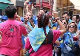 Imagen de archivo del desfile de peñas en León.