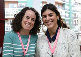 Montse Ramos (I) e Inés Chacartegui (D) en la redacción de leonoticias.