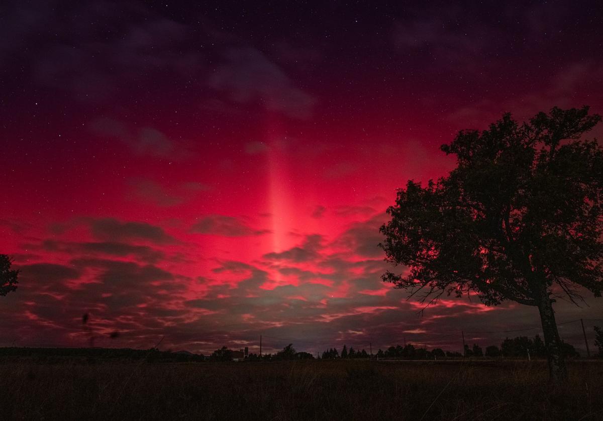 La aurora boreal tiñe de rojo el cielo de León.