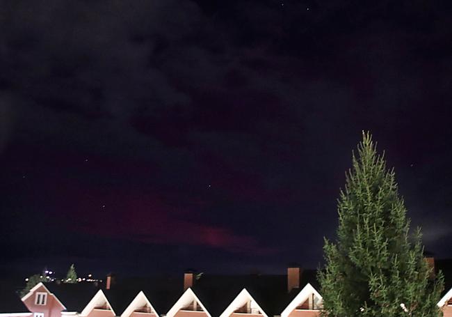 A pesar del cielo encapotado, las auroras boreales producidas por la alta actividad del Sol se dejan ver sobre Carbajal de la Legua.