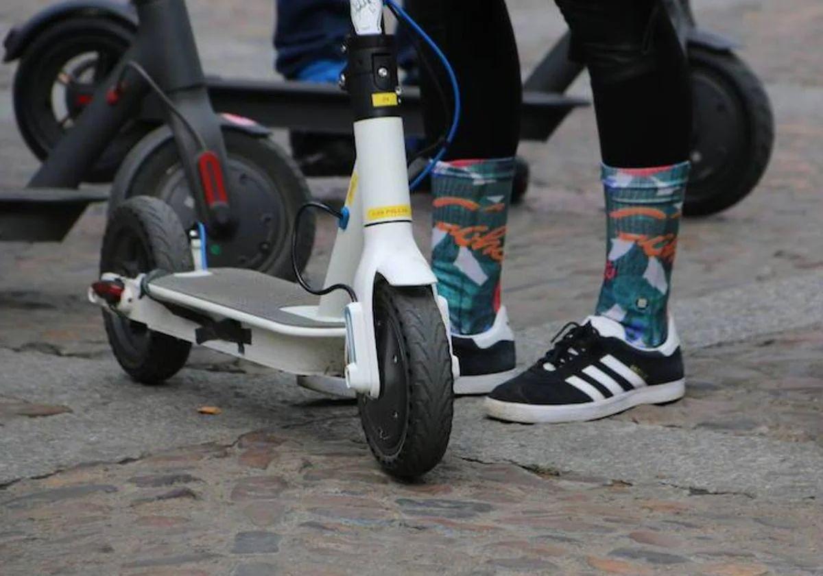 Imagen de un patinete eléctrico en una plaza de León.