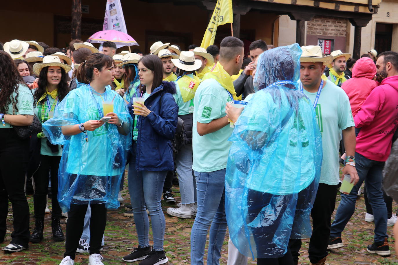 Las mejores imágenes del desfile de peñas de León