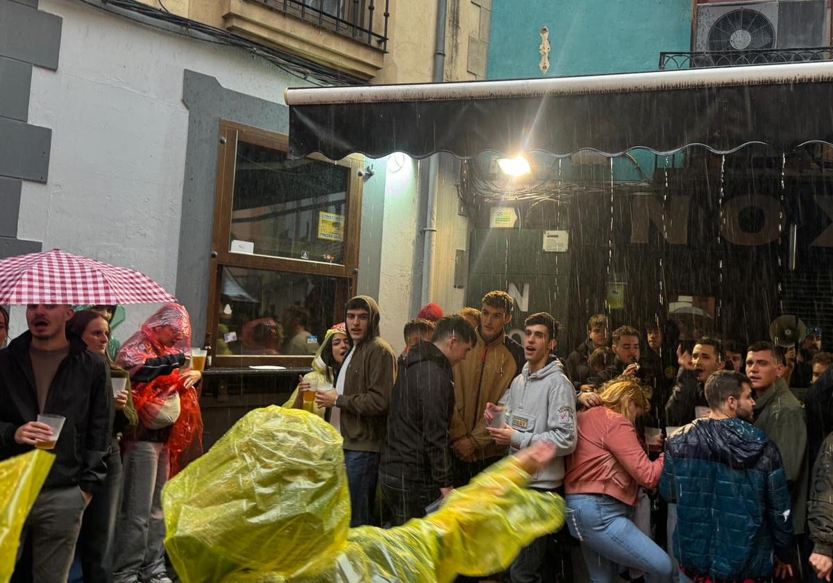 Un Día de Peñas pasado por agua no empaña la fiesta en León