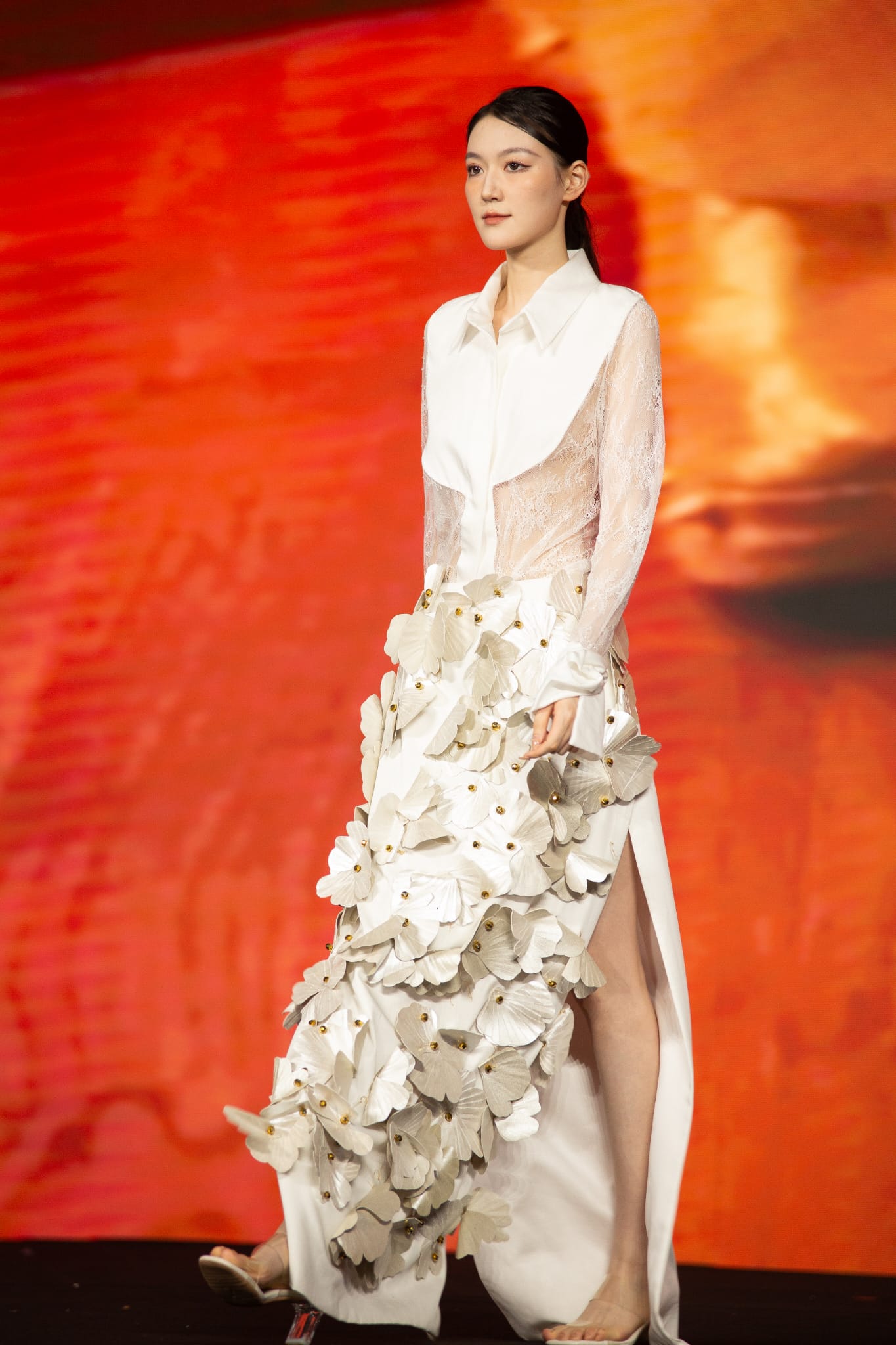 Una de las modelos de Maria Lafuente en el desfile de La World Fashion Week y la World Fashion Exhibition China 2024.