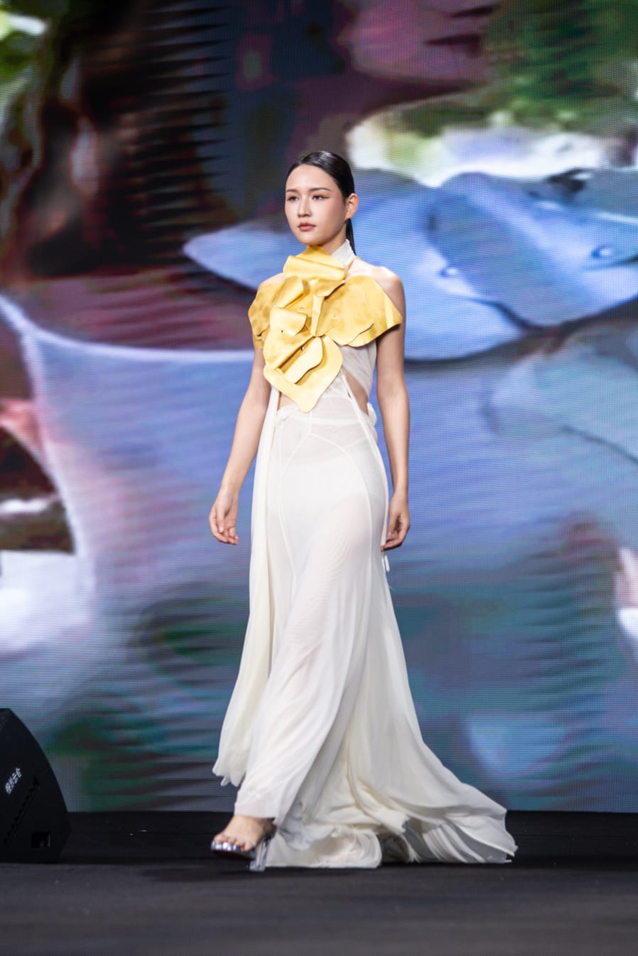 Una de las modelos de Maria Lafuente en el desfile de La World Fashion Week y la World Fashion Exhibition China 2024.