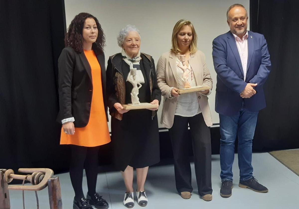 Premio para Carmen Marentes e Isabel Gómez.