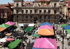 Imagen del mercado tradicional en la plaza Mayor.