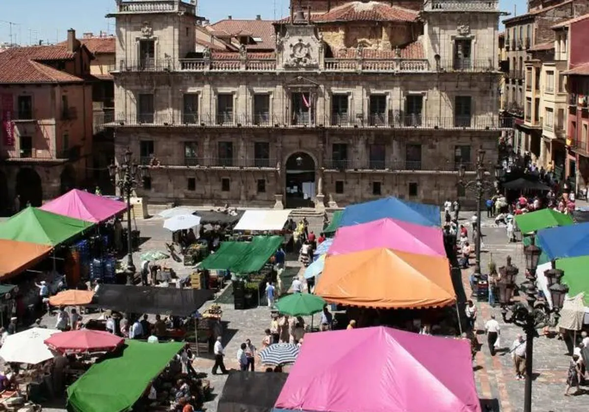 Imagen del mercado tradicional en la plaza Mayor.