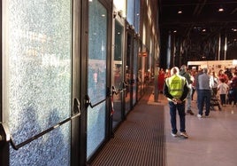 Estado de las puertas de acceso al Palacio de Exposiciones.