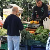 Vendedores del mercado de la plaza Mayor claman contra el Ayuntamiento: «Ha faltado ética y empatía»