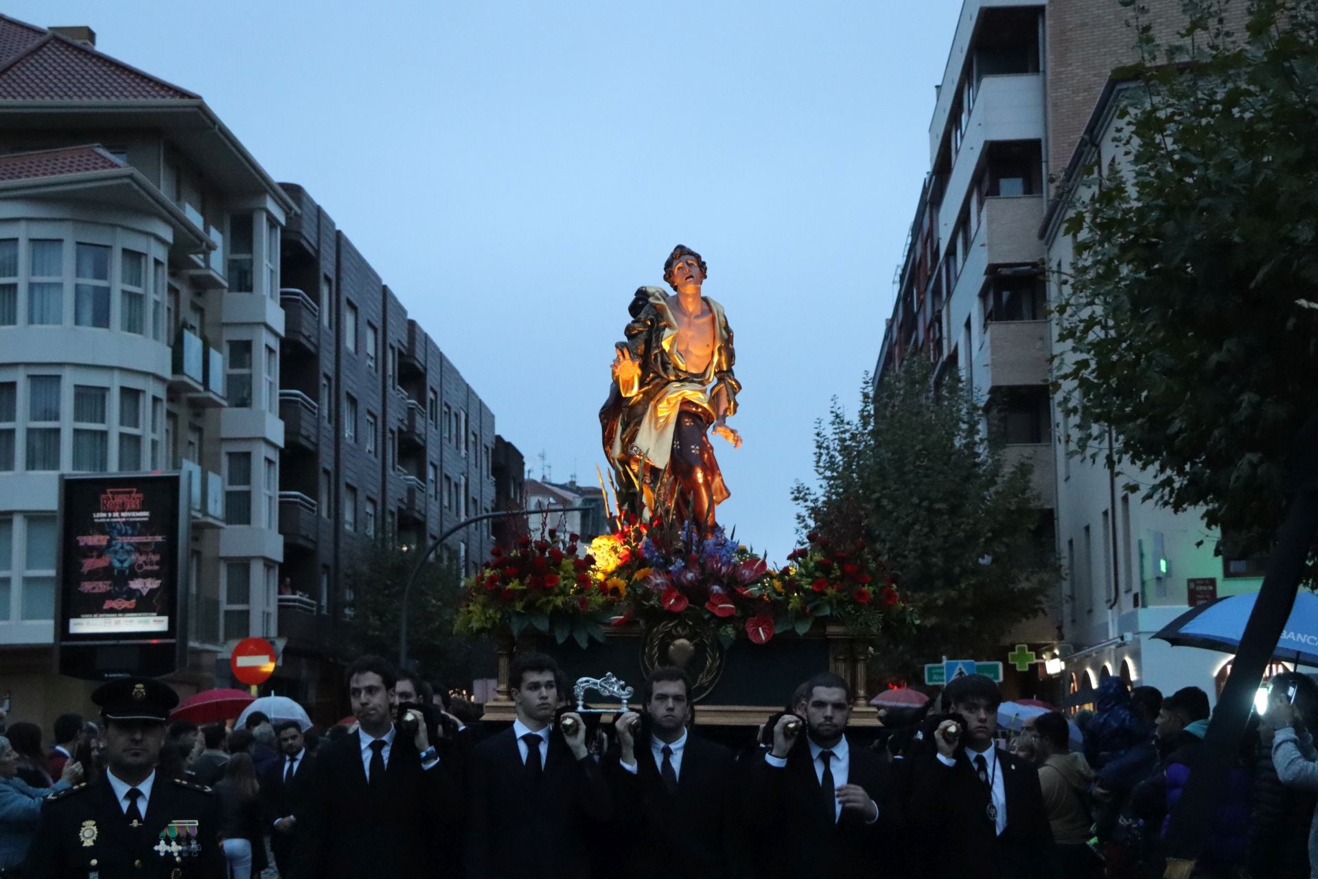 Las mejores imágenes de la Procesión Extraordinaria de San Juan Evangelista en León