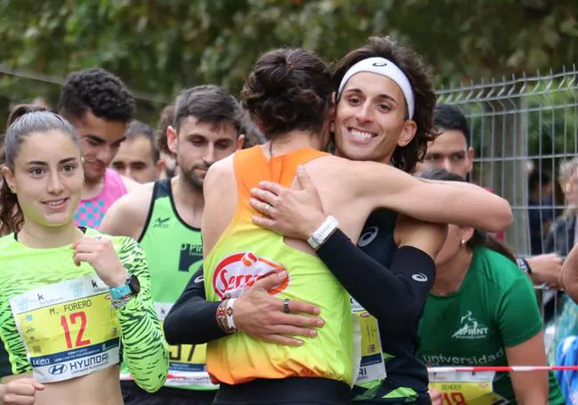 Los dos primeros clasificados se saludan en la línea de salida.