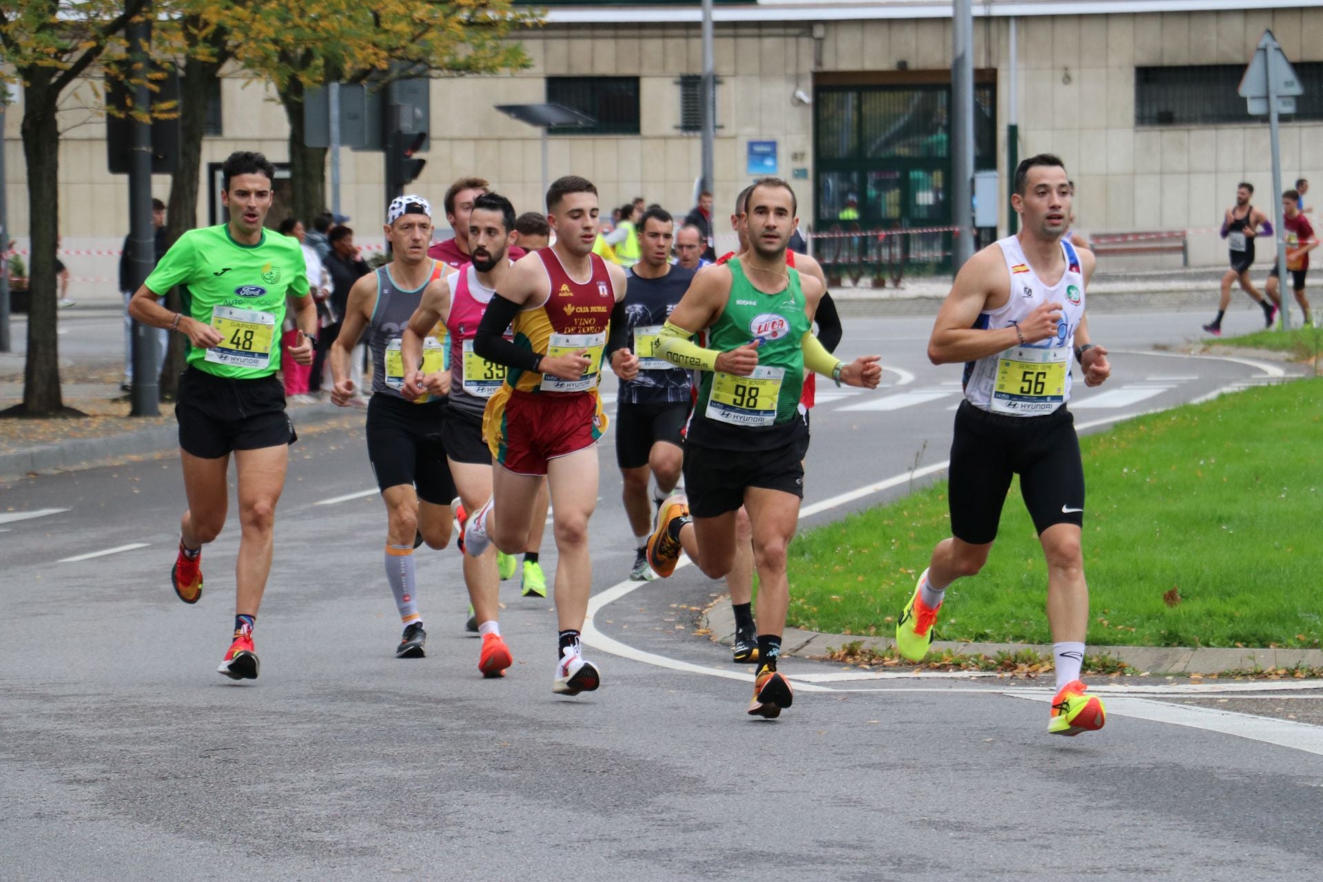 Corredores de los 10 kilómetros en mitad de la carrera.