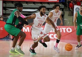 Kellier disputa un balón con un rival del Cáceres Basket