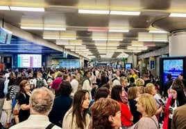 Cientos de pasajeros esperando información en la estación de Atocha este sábado.