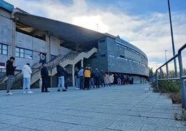 Aficionados de la Cultural compran sus entradas para el derbi.